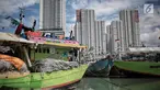 Deretan kapal nelayan terparkir di Pelabuhan Muara Angke, Jakarta, Kamis (27/12). Sekitar 2.000 nelayan tradisional Muara Angke libur melaut akibat cuaca buruk. (Liputan6.com/Faizal Fanani)