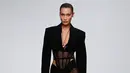 Model Bella Hadid mengenakan membawakan koleksi Spring 2020 dari Mugler dalam gelaran Paris Fashion Week, Rabu (25/9/2019). Bella Hadid  memadukan lingerie hitam transparannya dengan crop blazer berwarna senada. (AP Photo/Francois Mori)