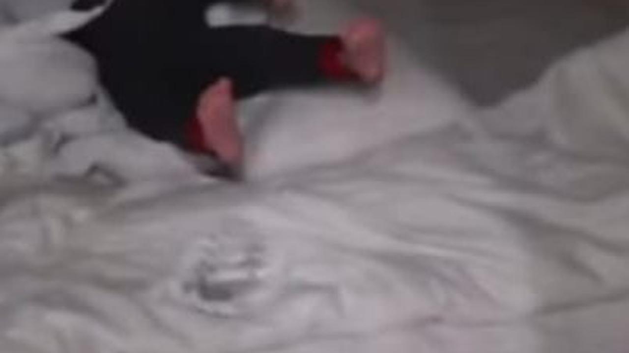 Kamar anak juga tersorot dan terlihat ttak kalah besar serta dilengkapi furniture mewah.

(foto :youtube.com/athisha khan)