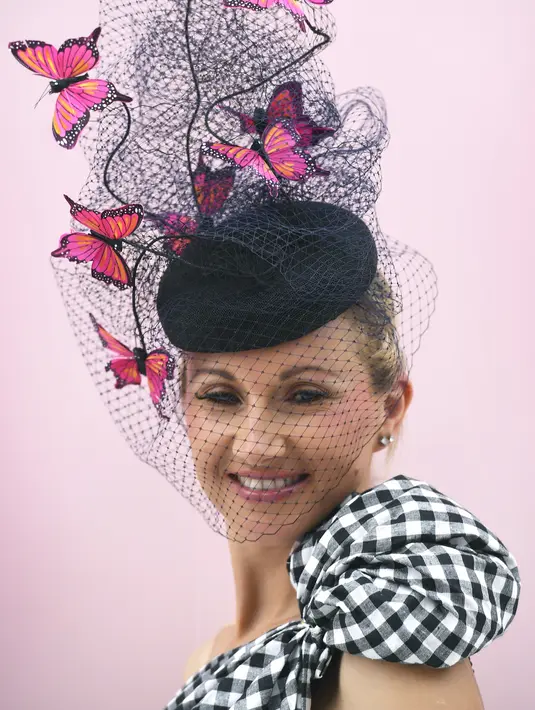 Seorang wanita mengenakan topi unik sebelum pertandingan pacuan kuda Piala Melbourne di Melbourne (5/11/2019). Para wanita tampil cantik dan modis dengan hiasan kepala yang mereka gunakan selama menyaksikan balap kuda di Melbourne Cup.  (AFP Photo/William West)