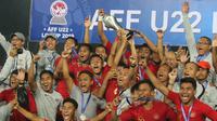 Para pemain Timnas Indonesia merayakan gelar juara Piala AFF U-22 2019 setelah mengalahkan Thailand pada laga final di Stadion National Olympic, Phnom Penh, Selasa (26/2). Indonesia menang 2-1 atas Thailand. (Bola.com/Zulfirdaus Harahap)