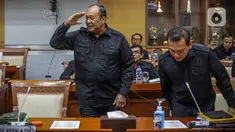 Wakil Kepala Badan Intelijen Negara (Waka BIN) Letnan Jenderal TNI (Purn) Teddy Lhaksmana Widya Kusuma bersiap mengikuti rapat kerja dengan Komisi I DPR di kompleks Parlemen, Jakarta, Kamis (8/6/2023).  (Liputan6.com/Faizal Fanani)