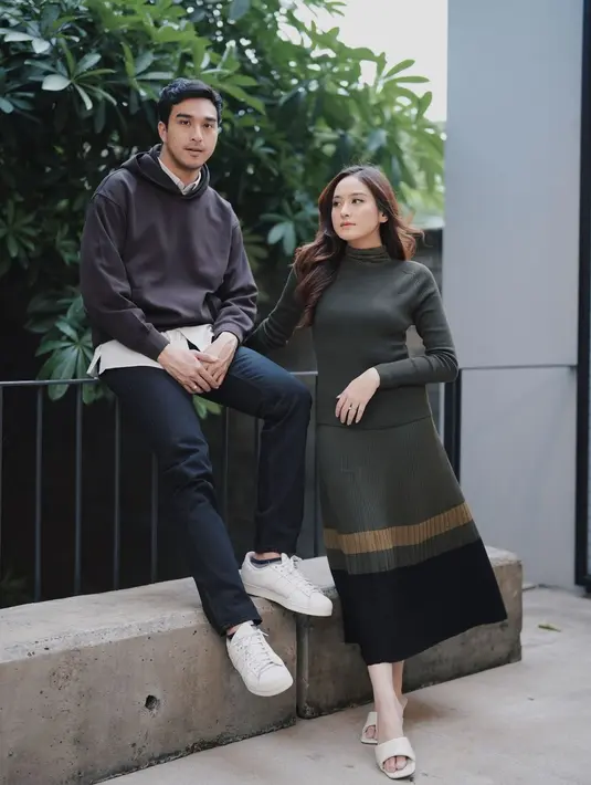 Melihat pesona pasutri good looking, Ibrahim Risyad dan Salshabilla Adriani pakai outfit kasual. Ibrahim memadukan polo shirt putih dengan hoodie cokelat dan celana panjang hitam, sneakers putih, sedangkan Salshabilla mengenakan turtleneck hijau dan knitted skirtnya yang serasi, sandal putih. [Foto: Instagram/ibrhmrsyd]