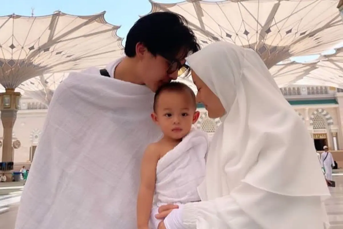 Momen Umrah Dinda Hauw dan Rey Mbayang, Ajak Sang Anak Shaka