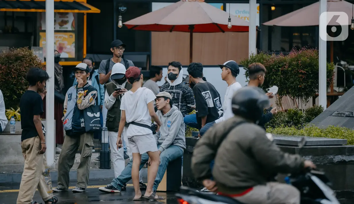 <p>Ratusan remaja dari berbagai daerah di pinggiran Jakarta berkumpul di Taman Sudirman, Jakarta, Rabu (6/7/2022). Tempat ini viral karena jadi ajang adu fashion anak Citayam, Bekasi hingga Bojong Gede. Mereka mengenakan kemeja flanel oversize, celana model 90-an seperti boot cut atau cutbray, sneakers klasik, dan topi. (Liputan6.com/Faizal Fanani)</p>