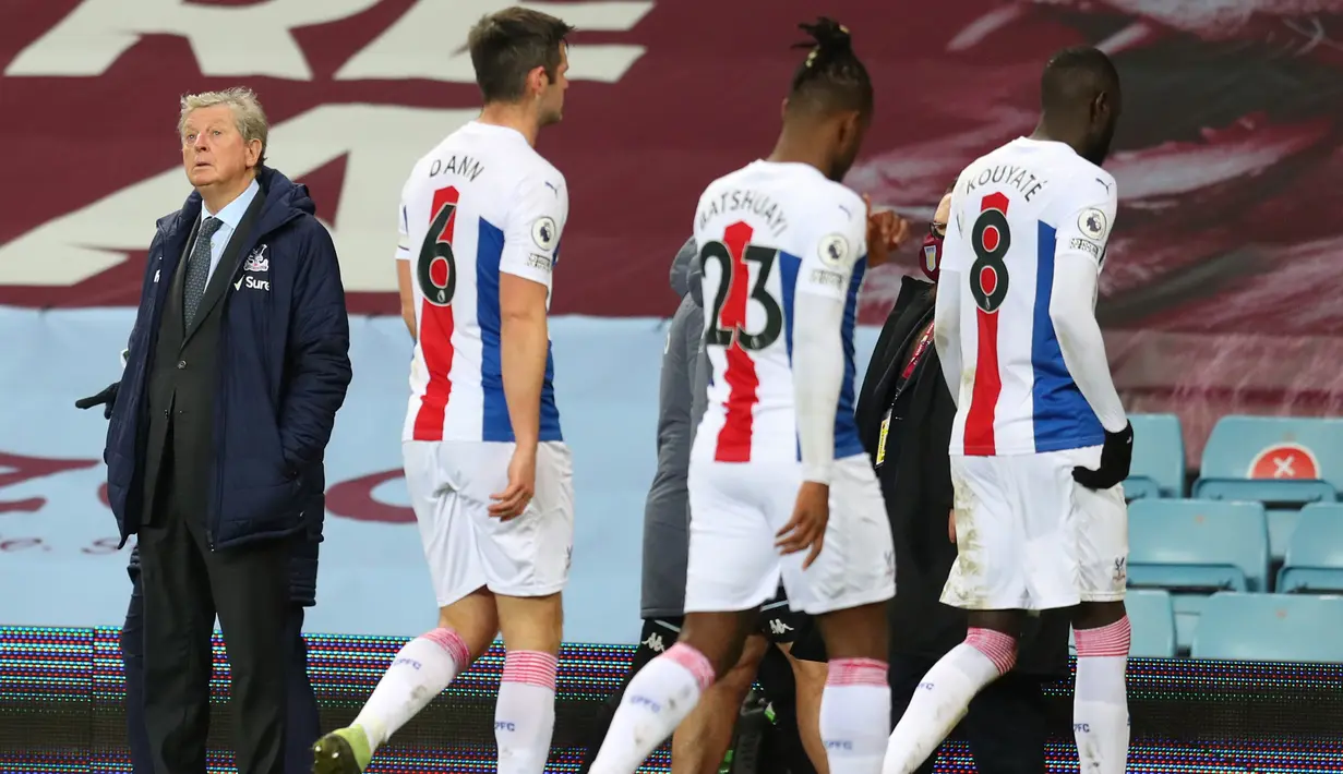 Manajer tim Crystal Palace, Roy Hodgson berdiri di samping para pemainnya yang meninggalkan lapangan usai dikalahkan Aston Villa 0-3 dalam laga lanjutan Liga Inggris 2020/21 pekan ke-15 di Villa park, Birmingham, Sabtu (26/12/2020). (AFP/Catherine Ivill/Pool)