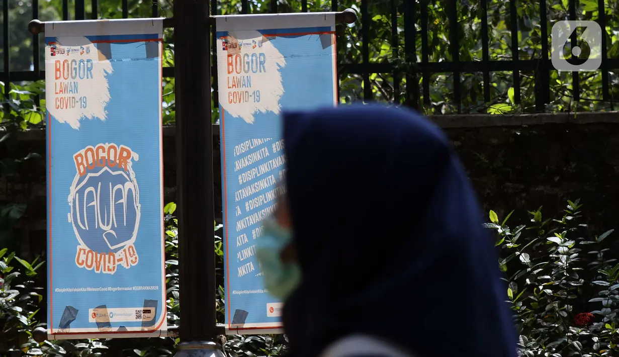 Marka menutup jalur masuk pedestrian seputaran Kebun Raya Bogor, Jawa Barat, Sabtu (19/9/2020). Sebagai upaya pencegahan penularan COVID-19, Pemkot Bogor menutup sementara pedestrian seputaran Istana dan Kebun Raya Bogor pada Sabtu dan Minggu di masa PSBMK. (Liputan6.com/Helmi Fithriansyah)
