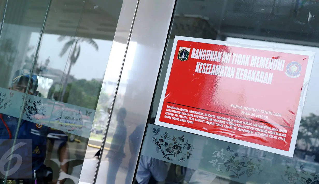 Pengumuman penyegelan Hotel De Rivier, Kota Tua, Jakarta, Selasa (18/10). Hotel yang sebelumnya bernama Batavia ini telah melanggar Perda nomor 8 tahun 2008 tentang Pencegahan dan Penanggulangan Bahaya Kebakaran. (Liputan6.com/Gempur M Surya)