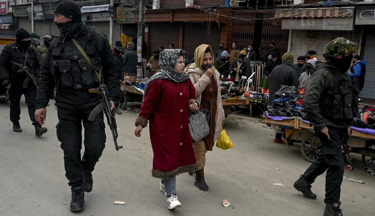 Pasukan Special Operation Group (SOG) berpatroli di sepanjang jalan selama pencarian acak pejalan kaki di Srinagar, kota terbesar di Kashmir, Jumat (21/1/2022). Peningkatan keamanan dilakukan menjelang Hari Republik India pada 26 Januari mendatang. (TAUSEEF MUSTAFA / AFP)