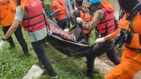 Tim SAR gabungan melakukan evakuasi atas temuan jenazah di Sungai Citarum, Senin, 10 Oktober 2022. (foto: tim evakuasi) (Liputan6.com/Dikdik Ripaldi).