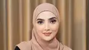Penampilannya semakin sempurna dengan aksesori berupa tas Louis Vuitton Nice Vanity, yang ia bawa sebagai pelengkap. [@ashanty_ash].