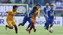 Gelandang Persib, Fulgensius Billy Paji Keraf (kedua kiri) mencoba lolos dari kawalan pemain Sriwijaya FC saat laga pembuka Piala Presiden 2018 di Stadion GBLA, Bandung, Selasa (16/1). Persib unggul 1-0. (Liputan6.com/Helmi Fithriansyah)