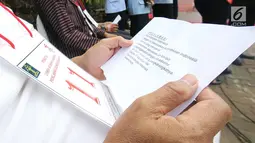 Peserta bersiap mengikuti lomba membaca naskah Proklamasi Kemerdekaan Republik Indonesia saat mengikuti lomba di Kementerian Hukum dan HAM, Jakarta, Senin (14/8). (Liputan6.com/Helmi Afandi)