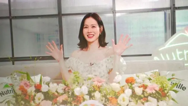 Sapa Penggemar Indonesia, Bumil Son Ye Jin Tampil Fresh dengan Gaya Rambut Baru