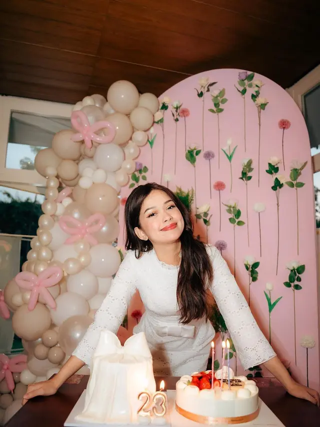 6 Gaya Rebecca Klopper Rayakan Ulang Tahun ke-23 dengan Sentuhan Vintage Elegan, Intimate Bareng Sahabat ‘Mermaid in Love’
