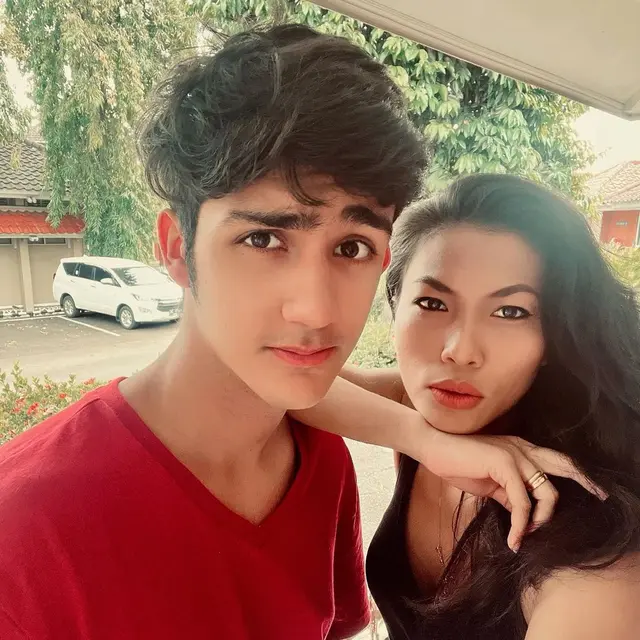 6 Potret Kebersamaan Emiliano Cortizo dan Sang Ibunda, Bak Kakak Adik