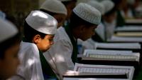 Anak-anak muslim membaca Alquran berjemaah selama bulan Ramadan di Masjid Imam Ali Ibn Abi Tholib di Najaf, Irak (2/6). (AFP/Haidar Hamdani)