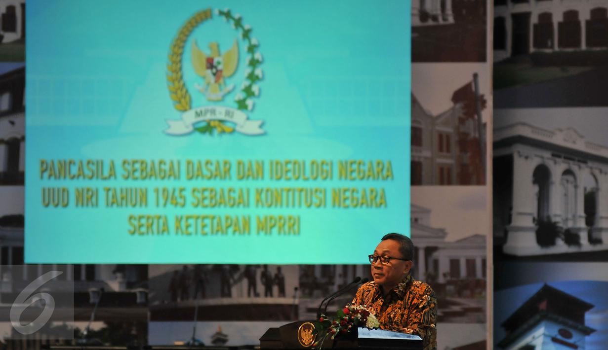 Ketua MPR Zulkifli Hasan memberikan sambutannya di acara Peringatan Hari Konstitusi di Gedung Nusantara IV, Senayan, Jakarta, Kamis (18/8). Sejumlah kegiatan diselenggarakan MPR dalam rangka peringatan Hari Konstitusi.(Liputan6.com/Johan Tallo)