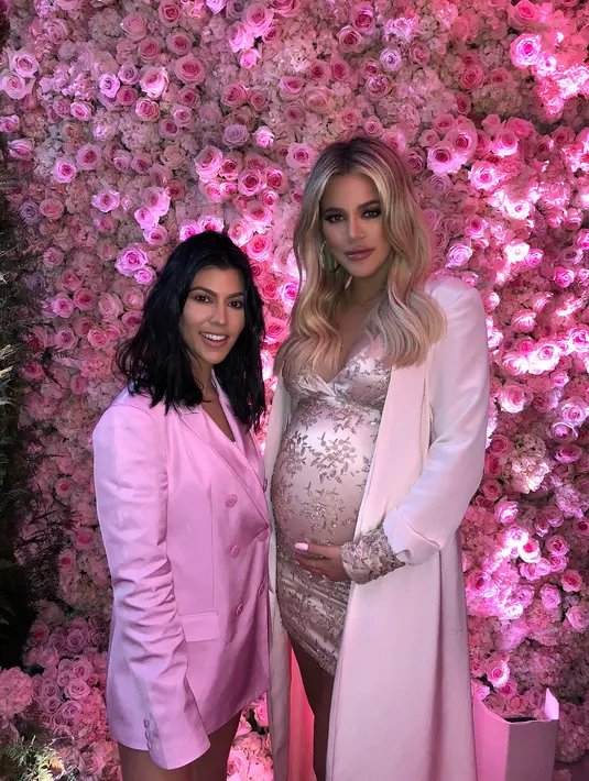 Terlihat keluarga Kardashian-Jenner berpose bersama kecuali Rob. (instagram/khloekardashian)