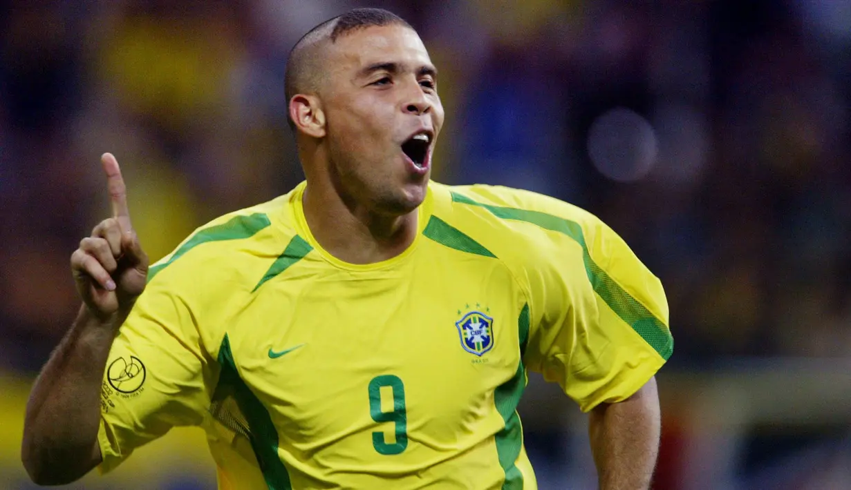 Selain penampilannya yang memukau di Piala Dunia 2002, Ronaldo juga diingat dengan gaya rambut kuncung depannya. Ia memilih mencukur rambutnya seperti itu karena jengah dengan pembicaraan mengenai cederanya. (AFP)