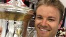 Pebalap Mercedes, Nico Rosberg, berpose dengan trofi juara F1 GP Bahrain. (Bola.com/Twitter)