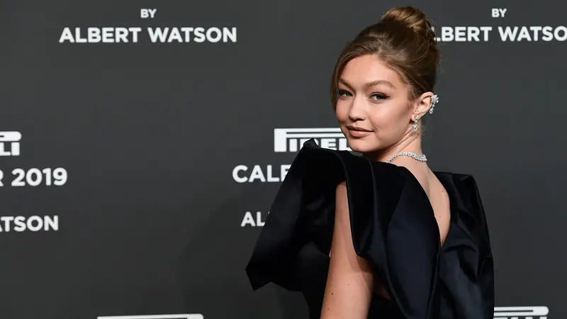 Pesona Gigi Hadid Bergaun Hitam di Milan