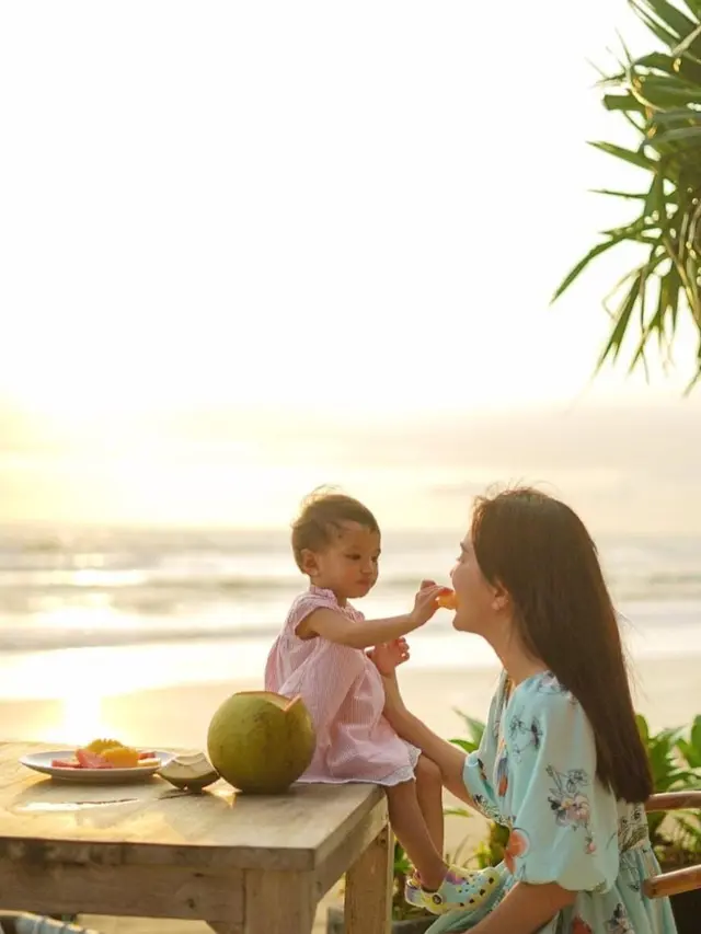 OOTD Selebriti saat Bermain di Pantai Bareng Anak