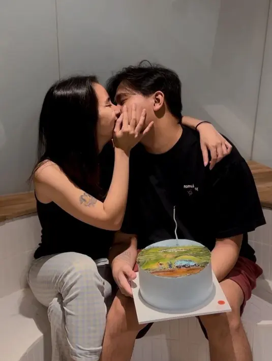 <p>Dalam video yang diunggah, tampak keduanya juga memamerkan ciuman romantis. Sejak resmi menikah, pasangan ini romantis dan mesra seperti pacaran. [Instagram/clairineclay]</p>