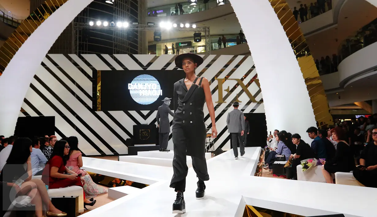 Model membawakan busana koleksi Danjyo Hiyoji saat penutup Fashion Nation Tenth Edition (FNX) di Senayan City, Jakarta, Sabtu (23/4). Koleksi Danjyo Hiyoji kali ini berhasil memberikan kombinasi warna yang unik. (Liputan6.com/Angga Yuniar)