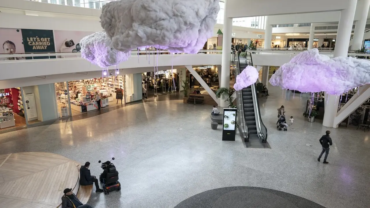 Mal di Gothenburg, Swedia. Pemerintah Swedia mulai memperketan protokol COVID-19 setelah herd immunity tak berhasil.
