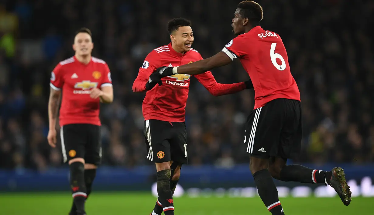 Pemain Manchester United, Jesse Lingard (tengah) merayakan gol bersama rekannya saat melawan Everton pada lanjutan Premier League di Goodison Park, Liverpool, (1/1/2018). MU menang 2-0. (AFP/Paul Ellis)