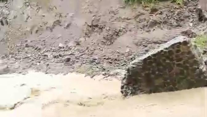 Longsor dan Banjir Bandang Lumpuhkan Akses Warga Ciangkrek Sukabumi