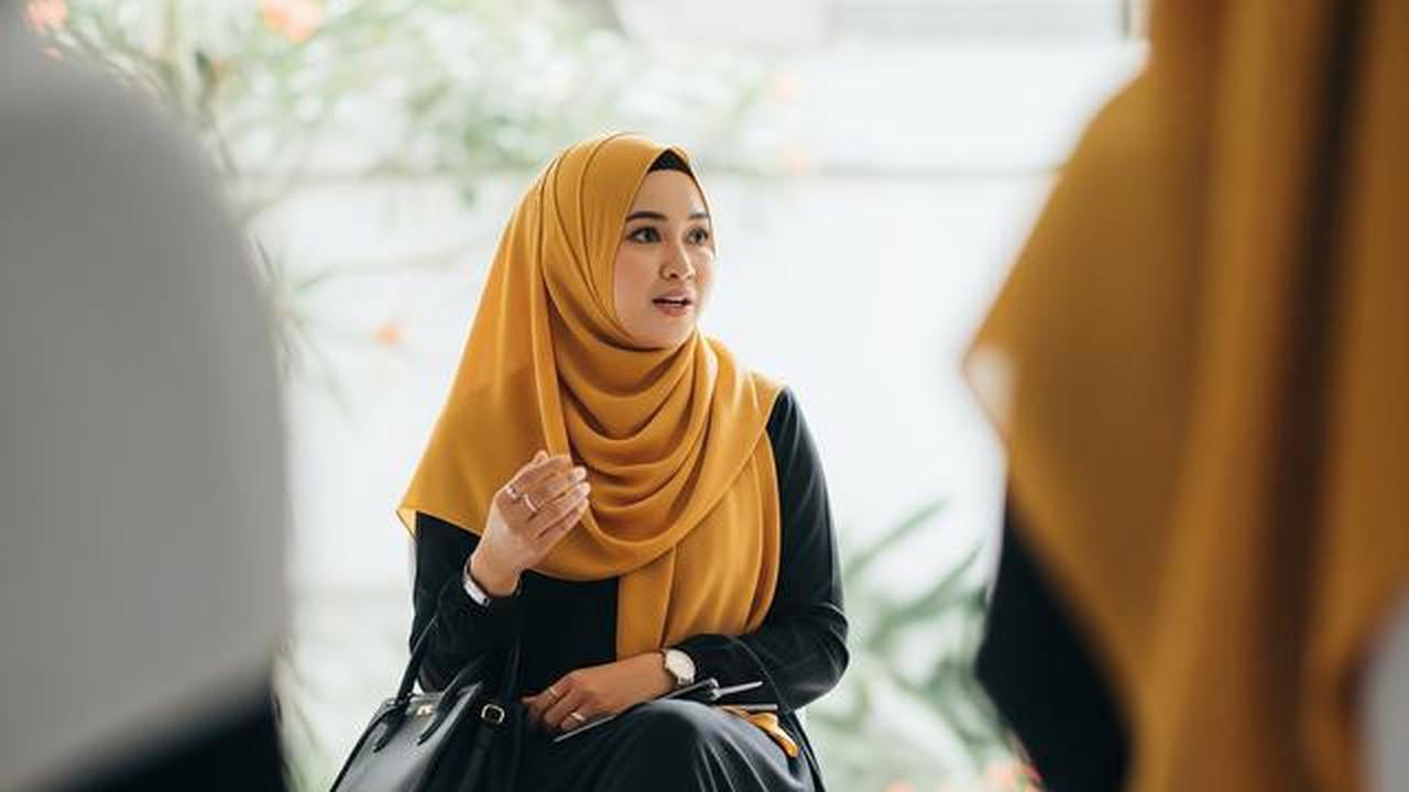 Perbandingan Gamis Rompi vs Gamis Biasa: Kelebihan, Kekurangan, dan Situasi Pemakaian Terbaik