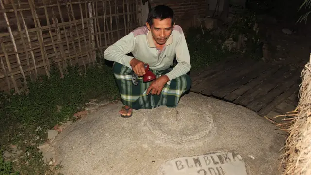 Resmihar ketika menunjukkan tampungan biogas di belakang rumahnya. (Liputan6.com/Ahmad Adirin)