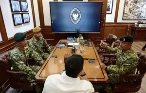 Seskab Teddy Temui 2 Prajurit TNI yang Kibarkan Merah Putih di Aceh