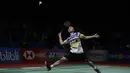 Tunggal putra Indonesia, Anthony Ginting, mengembalikan kok saat melawan Lu Guang Zu pada Blibli Indonesia Open 2019 di Istora Senayan, Jakarta, Selasa (16/7). Ginting menang 20-22, 23-21 dan 21-18. (Bola.com/Vitalis Yogi Trisna)