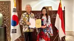 Ashanty membagikan kabar tersebut melalui akun Instagram miliknya. Ibu dua anak ini mengucap terima kasih atas kepercayaan Kedutaan Besar Korea Selatan di Indonesia. Ia berharap persahabatan Indonesia dan Korea Selatan semakin kuat. (Liputann6.com/IG/@ashanty_ash)