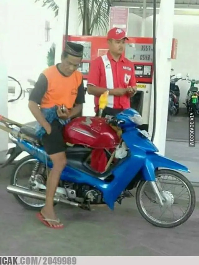 Wadah Nyeleneh Saat Isi Bensin di SPBU Ini Kocak Abis, Cuma Di Indonesia