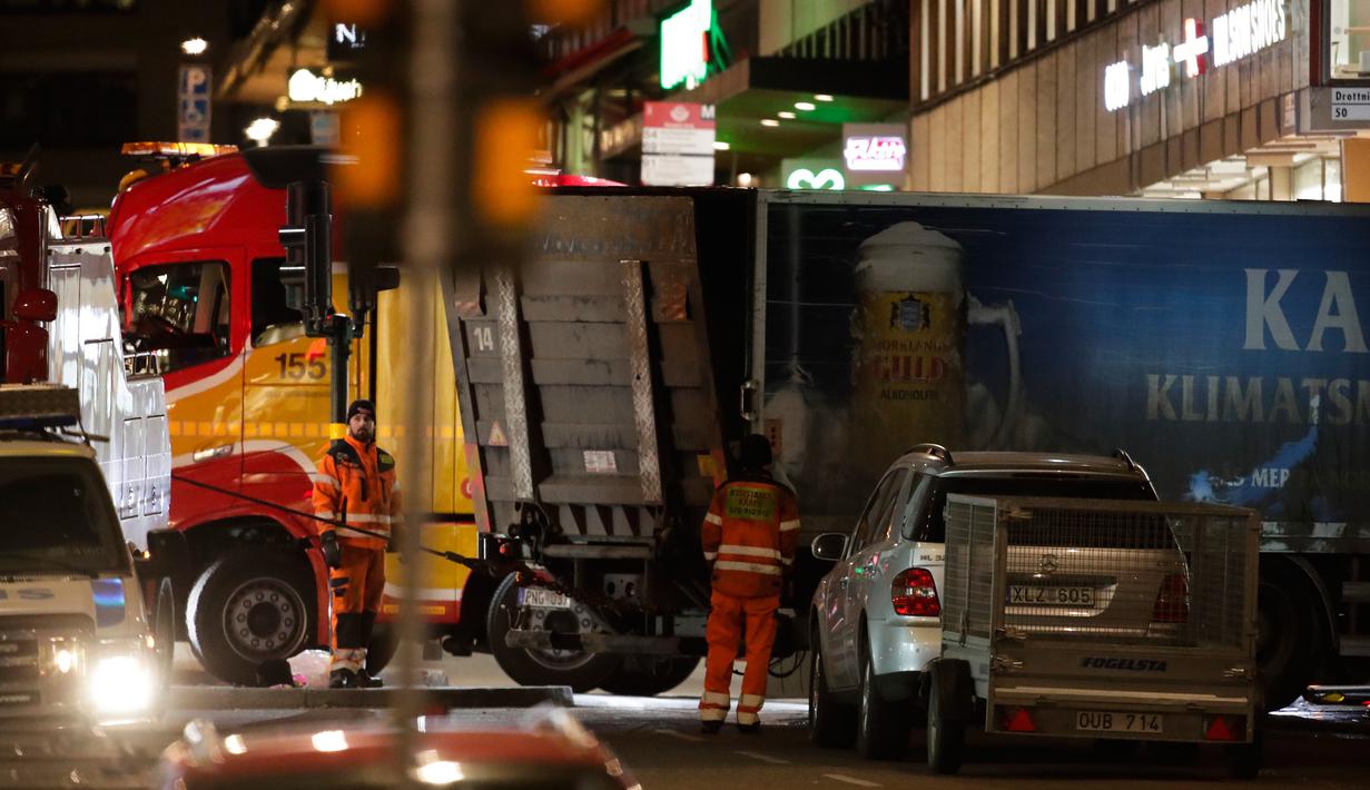 Pada 7 April 2017, Teror dengan menggunakan truk kembali mengguncang Eropa. Setidaknya 3 orang tewas dalam aksi teror truk tabrak pejalan kaki di jalan yang menjadi pusat perbelanjaan di pusat kota Stockholm, Ibu Kota Swedia. (AP Photo/Markus Schreiber)