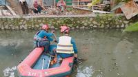 Pencarian pelajar yang diduga nyemplung akibat dikejar warga karena tawuran di Kali Green Court, kawasan Cengkareng Timur, Jakarta Barat. (Dok. Istimewa)