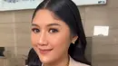 Jadi pembicara talkshow, Erina Gudono tentu tampil lebih professional. Menantu Presiden Jokowi itu mencuri perhatian dengan penampilan ala lady boss-nya. [@fidelhertamakeup/@erinagudono]