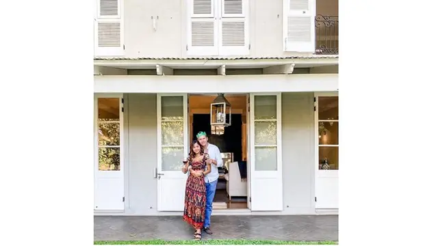 Aktris cantik ini dan kekasihnya sudah liburan bersama ke Sandhurst, Afrika Selatan.