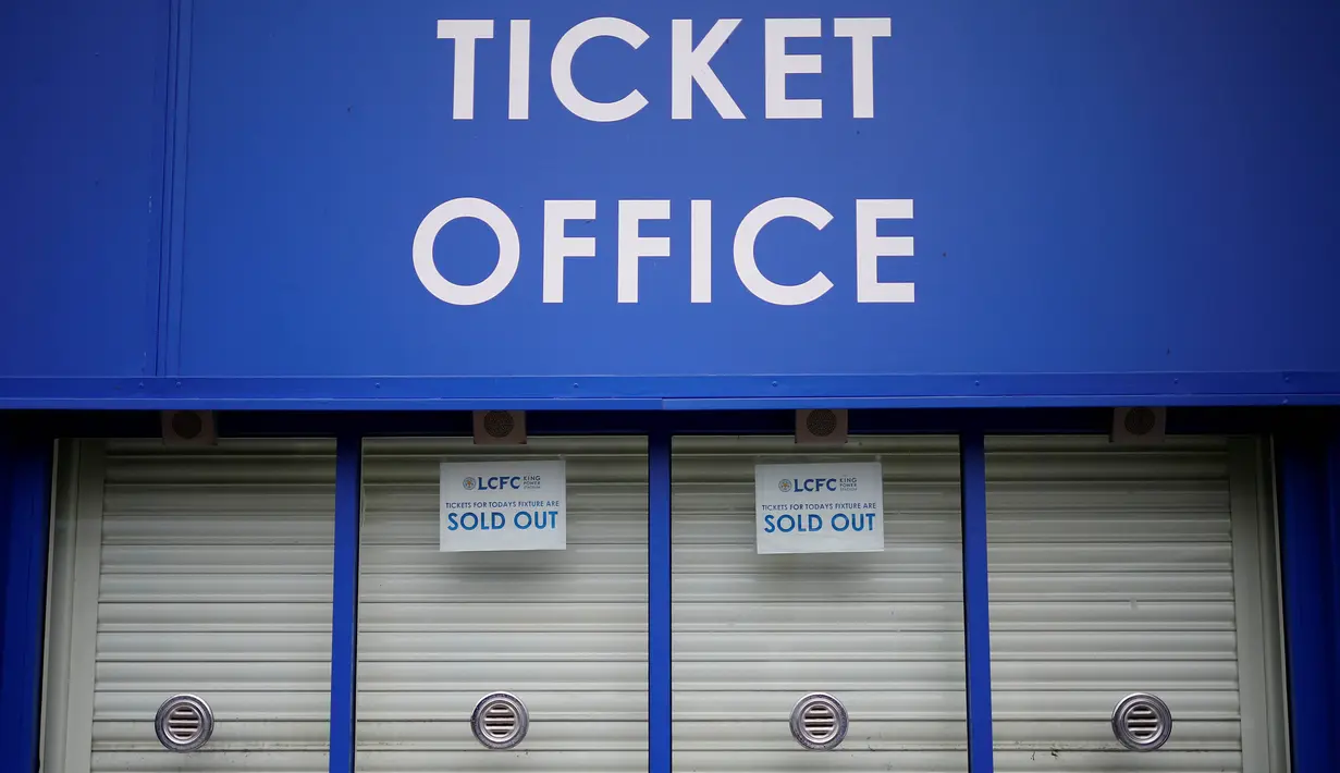 Loket tiket dengan tanda sold out untuk pertandingan Leicester City di Stadion King Power, Leicester, (24/4/2016). Leicester City meraih titel juara Liga Inggris ssetelah pesaingnya Tottenham Hotspur imbang 2-2 lawan Chelsea. (Reuters/Darren Staples)