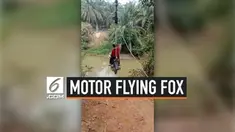 Sebuah motor dimodifikasi seperti flying fox. Hal ini dilakukan dua orang wanita untuk menyeberangi sungai. Meski berbahaya, keduanya berhasil melintasi sungai tersebut.