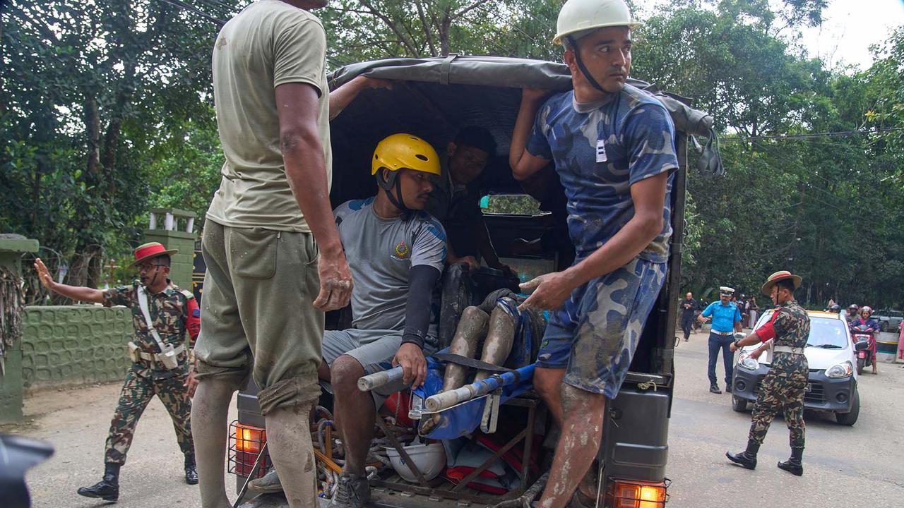 Helikopter Evakuasi Korban Banjir Bandang di Nepal