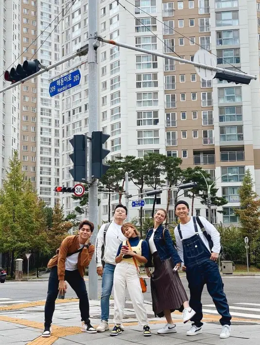 Dalam momen syuting di Korea Selatan ini, Yuki Kato akting bareng Rafael Tan, Amel Carla, Ajil Dito, dan Jang Hansol. Banyak momen kebersamaan para selebriti ini yang dibagikan dalam media sosial. (Instagram/yukikt).