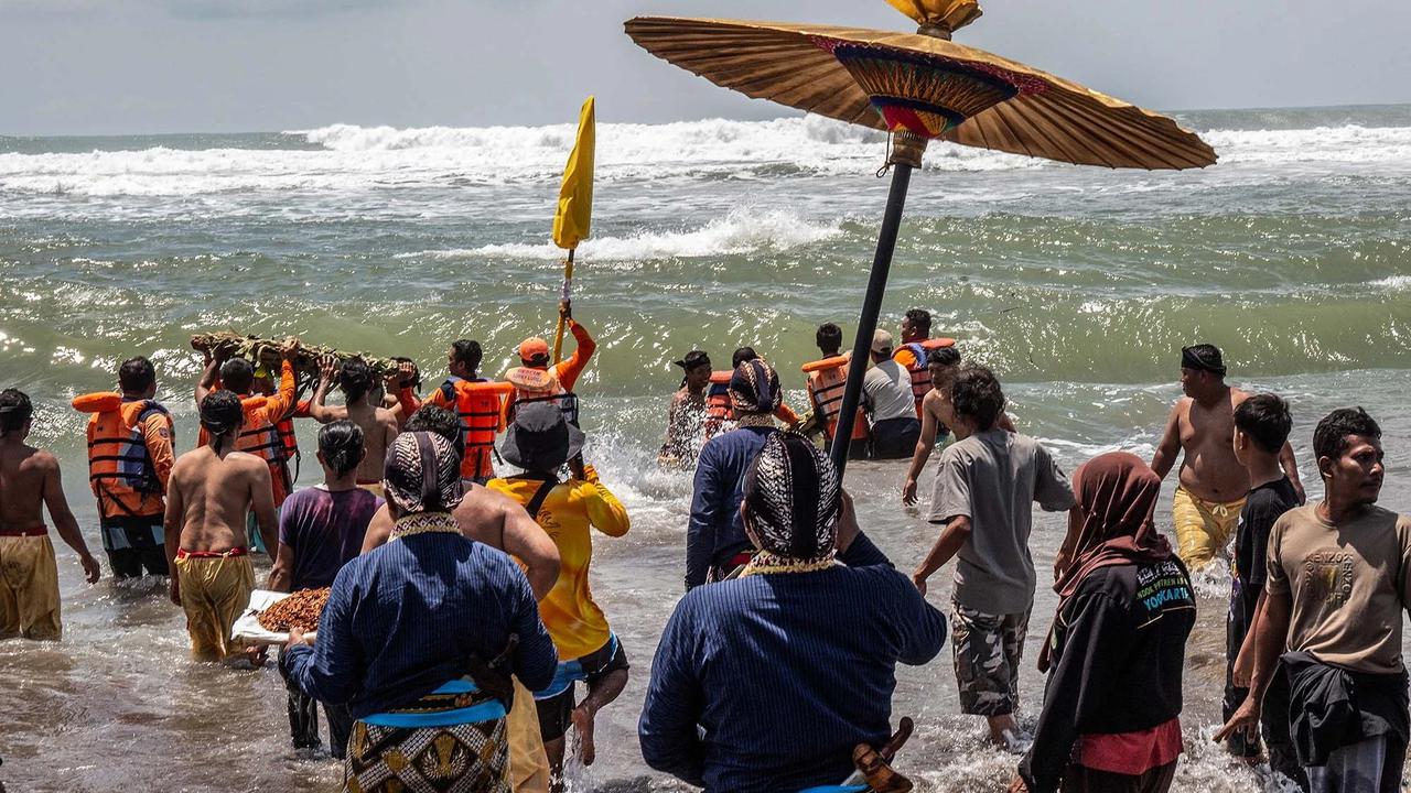 FOTO: Labuhan Parangkusumo,  Tradisi Syukur Tahunan Keraton Yogyakarta