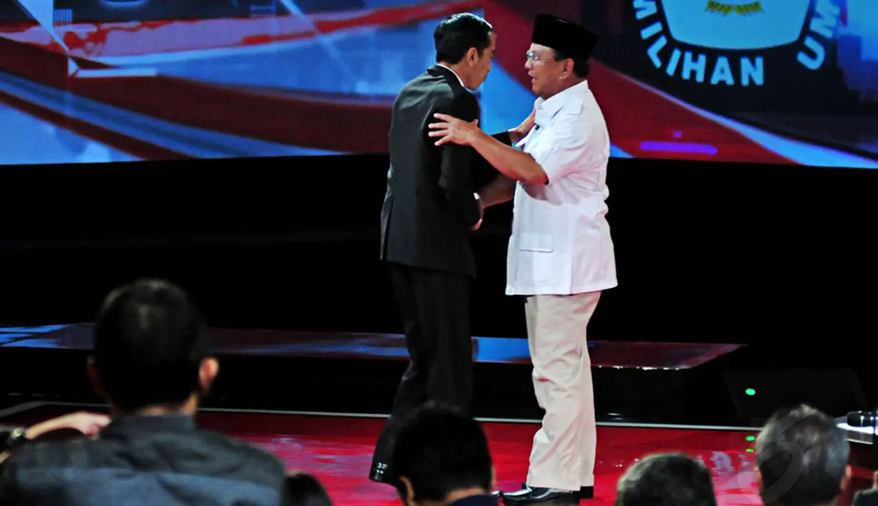 Capres nomor urut 1 Prabowo Subianto tampak bersalaman dan berpelukan dengan capres nomor urut 2 Joko Widodo saat debat calon presiden di Hotel Grand Melia, JakartaMinggu (15/6/14) (Liputan6.com/Johan Tallo)