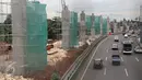  Aktivitas pembangunan tiang penyangga jalur transportasi light rail transit (LRT) Cibubur-Cawang di Jakarta, Selasa (29/11). Proyek tersebut ditargetkan selesai pada tahun 2019, dengan progres Cibubur-Cawang 12,7 persen. (Liputan6.com/Immanuel Antonius)