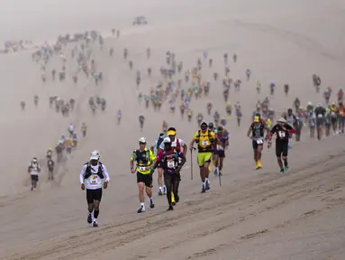 Peserta bersaing pada tahap pertama Half Marathon des Sables di Gurun Ica, Paracas, Peru, Senin (2/12/2019). Half Marathon des Sables berlangsung pada 1-6 Desember 2019. (Martin BUREAU/AFP)